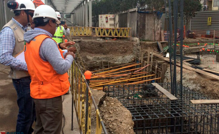 Arqueólogo ejecutando Plan de Monitoreo Arqueológico PMAR en obra de infraestructura en Perú